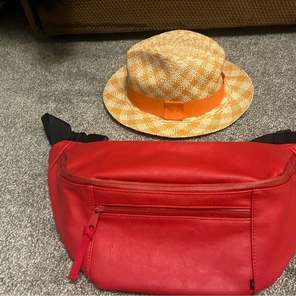 Giant urban outfitters fanny in fair condition couple of issues photographed - Picture 3 of 10